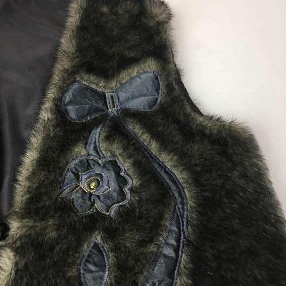 Faux Fur Vest with appliqué - Picture 2 of 7